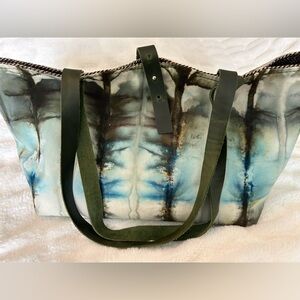 ✨Like New✨ Fully lined ‘Ice Dye’ Tie-Dye Tote Bag with Green accents